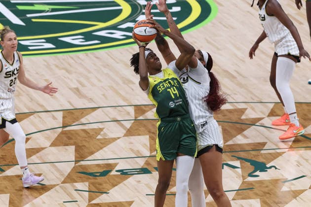 August 16, 2026, Seattle, Washington, USA: Seattle Storm center DOMINIQUE MALONGA (14) attempts a field goal in the second quarter of the WNBA, Basketball Damen, USA match between the Seattle Storm and Chicago Sky at Climate Pledge Arena in Seattle. Seattle USA - ZUMAd218 20260816_zsp_d218_016 Copyright: xRichardxDizonx
