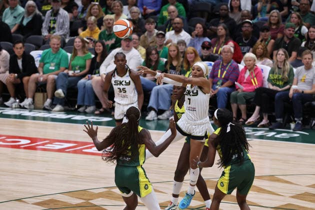 August 16, 2026, Seattle, Washington, USA: Chicago Sky guard-forward DIJONAI CARRINGTON (7) passes the ball to a teammate in the third quarter of the WNBA, Basketball Damen, USA match between the Seattle Storm and Chicago Sky at Climate Pledge Arena in Seattle. Seattle USA - ZUMAd218 20260816_zsp_d218_021 Copyright: xRichardxDizonx