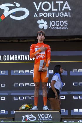 87th Volta A Portugal - 10th Stage Rui Oliveira of Portugal and UAE Team Emirates XRG dedicates the trophy to his colleague Finlay Tarling of Great Britain and NSN Cycling Team, who died, during the 10th stage from Maia to Porto of the Volta a Portugal 2026 in Porto, Portugal, on August 16, 2026. Porto Porto Portugal  Copyright: xMiguelxLemosx originalFilename:lemos-87thvolt260816_npMGg.jpg
