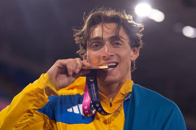 Armand Duplantis of Sweden celebrates winning gold in the Mens Pole Vault at Alexander Stadium in Birmingham, England (Sean Walsh Sports Press Photo)  Copyright: xSeanxWalshx Sportspressphoto_SPR209855