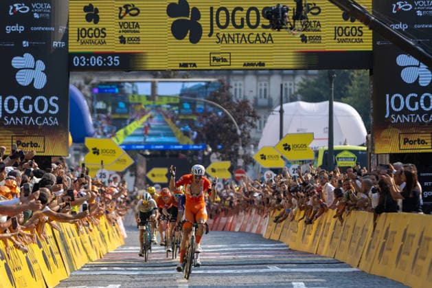87th Volta A Portugal - 10th Stage Rui Oliveira of Portugal and UAE Team Emirates XRG celebrates a stage win during the 10th stage from Maia to Porto of the Volta a Portugal 2026 in Porto, Portugal, on August 16, 2026. Porto Porto Portugal  Copyright: xMiguelxLemosx originalFilename:lemos-87thvolt260816_npOWR.jpg