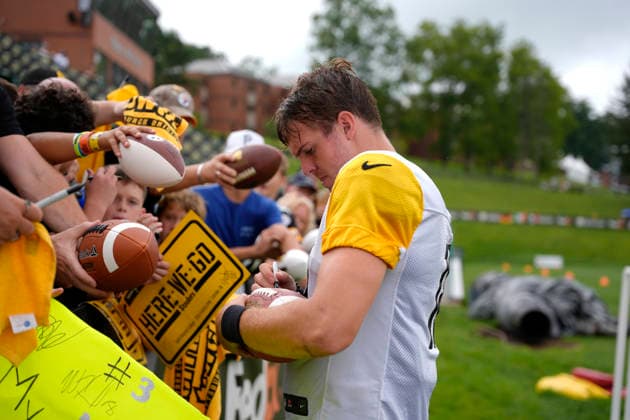 August 16, 2026, Latrobe, Pa, USA: August 16, 2026: Will Howard 18 during the Pittsburgh Steelers Training Camp at Saint Vincent College in Latrobe PA. NFL, American Football Herren, USA 2026: Steelers Training Camp AUG 16  - ZUMAa234 20260816_zsa_a234_032 Copyright: xAMGx