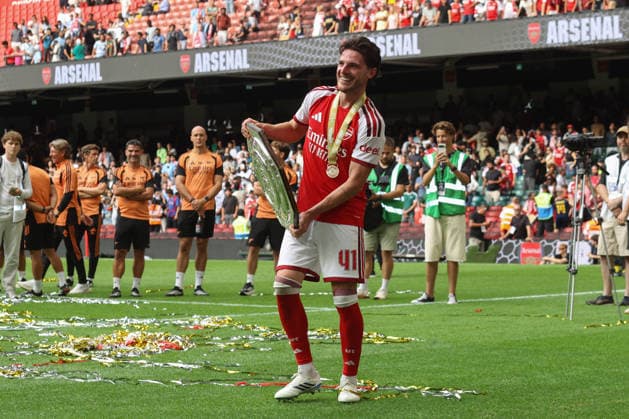 Community Shield - Arsenal v Manchester City 16 August 2026 Cardiff, FA Community Shield - Arsenal v Manchester City - Declan Rice of Arsenal holding the Shield - (Photo by Mark Leech). Cardiff UK *** Community Shield: Arsenal gegen Manchester City, 16. August 2026, Cardiff, FA Community Shield: Arsenal gegen Manchester City – Declan Rice von Arsenal hält den Pokal in den Händen. Foto: Mark Leech, Cardiff, Großbritannien  Copyright: xMarkxLeechxOffside