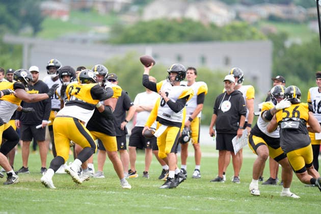 August 16, 2026, Latrobe, Pa, USA: August 16, 2026: Aaron Rodgers 8 during the Pittsburgh Steelers Training Camp at Saint Vincent College in Latrobe PA. NFL, American Football Herren, USA 2026: Steelers Training Camp AUG 16  - ZUMAa234 20260816_zsa_a234_098 Copyright: xAMGx