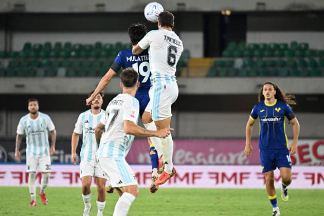 Hellas Verona v Virtus Entella - Coppa Italia Samuele Mulattieri of Hellas Verona FC is opposed by Andrea Traniello of Virtus Entella Chiavari during the soccer match between Hellas Verona FC and Virtus Entella Chiavari, leg 32 of the Frecciarossa Italian Cup 2026 2027, at Marcantonio Bentegodi Stadium in Verona, Italy, on August 16, 2026. Verona Italy Italy  Copyright: xRobertoxTommasinix originalFilename:tommasini-hellasve260816_npQOj.jpg