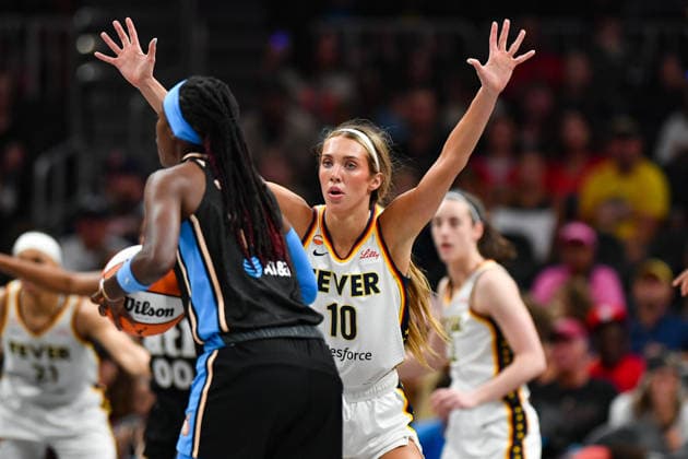 ATLANTA, GA - AUGUST 16: Lexie Hull 10 of Indiana defends during the WNBA, Basketball Damen, USA game between the Indiana Fever and the Atlanta Dream on August 16th, 2026 at State Farm Arena in Atlanta, GA. (Photo by Rich von Biberstein Icon Sportswire) WNBA: AUG 16 Indiana Fever at Atlanta Dream EDITORIAL USE ONLY Icon260816007