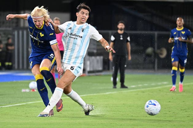 Hellas Verona v Virtus Entella - Coppa Italia Andrias Edmundsson of Hellas Verona FC is opposed by Niccolo Squizzato of Virtus Entella Chiavari during the soccer match between Hellas Verona FC and Virtus Entella Chiavari, leg 32 of the Frecciarossa Italian Cup 2026 2027, at Marcantonio Bentegodi Stadium in Verona, Italy, on August 16, 2026. Verona Italy Italy  Copyright: xRobertoxTommasinix originalFilename:tommasini-hellasve260816_npECv.jpg