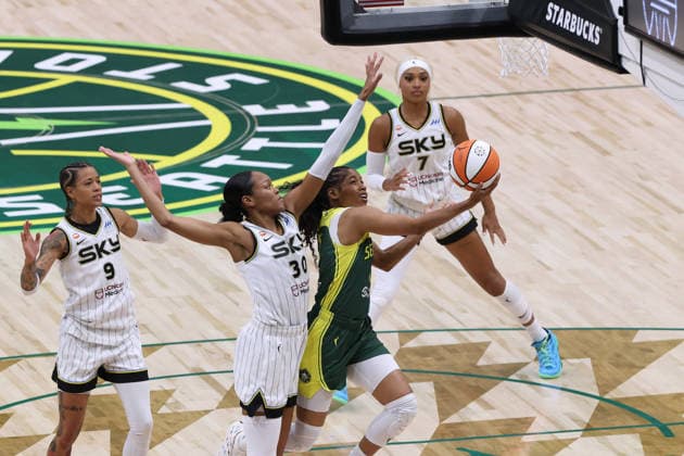 August 16, 2026, Seattle, Washington, USA: Seattle Storm guard ZIA COOKE (7) attempts a lay-up while defended by Chicago Sky forward-center AZURA STEVENS (30) in the first quarter of the WNBA, Basketball Damen, USA match between the Seattle Storm and Chicago Sky at Climate Pledge Arena in Seattle. Seattle USA - ZUMAd218 20260816_zsp_d218_008 Copyright: xRichardxDizonx