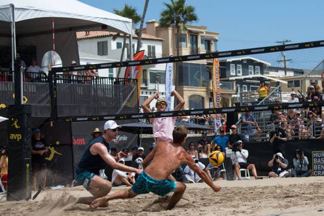 August 16, 2026, Manhattan Beach, California, USA: TAYLOR CRABB (right) attempts a dig during the men s finals at the Manhattan Beach Open. Beach volleyball, Beachvolleyball 2026: AVP Manhattan Beach Open  - ZUMAl183 20260816_znp_l183_007 Copyright: xJasenxLaksx