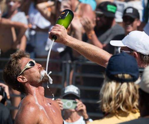 August 16, 2026, Manhattan Beach, California, USA: ANDY BENESH pours champagne on his partner TAYLOR CRABB after winning the Manhattan Beach Open. Manhattan Beach USA - ZUMAl183 20260816_znp_l183_015 Copyright: xJasenxLaksx