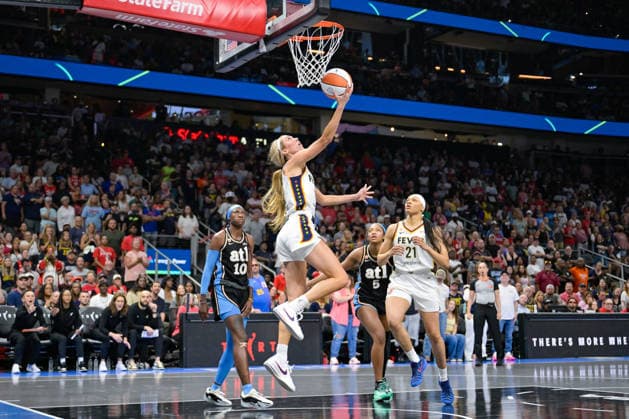 ATLANTA, GA - AUGUST 16: Lexie Hull 10 of Indiana drives to the basket during the WNBA, Basketball Damen, USA game between the Indiana Fever and the Atlanta Dream on August 16th, 2026 at State Farm Arena in Atlanta, GA. (Photo by Rich von Biberstein Icon Sportswire) WNBA: AUG 16 Indiana Fever at Atlanta Dream EDITORIAL USE ONLY Icon260816037