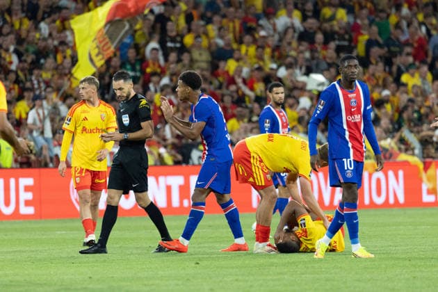 RC Lens vs PSG football match - Lens referee holds a yellow card to the PSG during the French Super Cup (Trophee des Champions) football match between RC Lens and Paris Saint-Germain (PSG) at the Stade Bollaert-Delelis in Lens, northern France on August 16, 2026. Photo by Raphael Lafargue ABACAPRESS.COM Lens France  Copyright: xLafarguexRaphael ABACAx