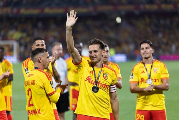 RC Lens vs PSG football match - Lens Lens French forward 10 Florian Thauvin celebrates after winning the French Super Cup (Trophee des Champions) football match between RC Lens and Paris Saint-Germain (PSG) at the Stade Bollaert-Delelis in Lens, northern France on August 16, 2026. Photo by Raphael Lafargue ABACAPRESS.COM Lens France  Copyright: xLafarguexRaphael ABACAx
