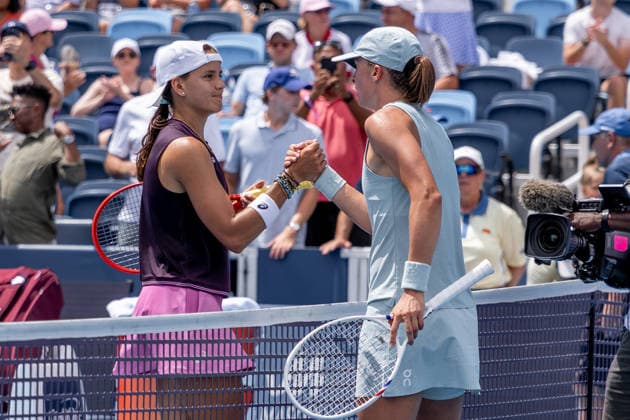 August 16, 2026, Mason, Ohio, U.S: Emiliana Arango (COL) congratulates Iga Swiatek (POL) at the net for her win at SundayÃ¢â‚¬â ¢s second round of the Cincinnati Open at the Lindner Family Tennis Center , Mason, Oh. Tennis 2026 - Cincinnati Open WTA, Tennis Damen  - ZUMAs304 20260816_zaf_s304_093 Copyright: xScottxStuartx