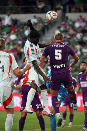 AUSTIN, TX - August 16: FC Dallas player Lalas Abubakar (left) takes a head shot as Austin FC player Oleksandr Svatok (5) defend during MLS, Fussball Herren, USA game between FC Dallas and Austin FC on August 16, 2026 at Q2 Stadium in Austin, TX. (Photo by John Rivera Icon Sportswire) SOCCER: AUG 16 MLS Austin FC vs FC Dallas EDITORIAL USE ONLY Icon426260816005