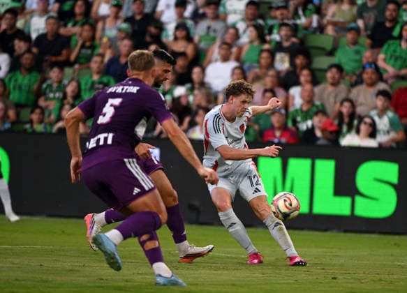 AUSTIN, TX - August 16: FC Dallas player Christian Cappis (12) sends in a cross during MLS, Fussball Herren, USA game between FC Dallas and Austin FC on August 16, 2026 at Q2 Stadium in Austin, TX. (Photo by John Rivera Icon Sportswire) SOCCER: AUG 16 MLS Austin FC vs FC Dallas EDITORIAL USE ONLY Icon426260816006