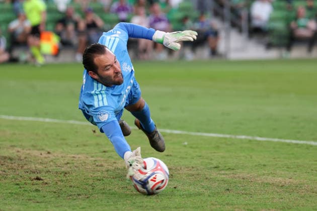 AUSTIN, TX - AUGUST 16: Goalkeeper Brad Stuver 1 of Austin FC dives for a one-handed save during the MLS, Fussball Herren, USA match between Austin FC and FC Dallas on August 16, 2026, at Q2 Stadium in Austin, TX. (Photo by David Buono Icon Sportswire) SOCCER: AUG 16 MLS Austin FC vs FC Dallas EDITORIAL USE ONLY Icon260816009
