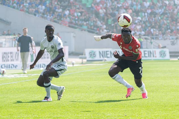 Hannover, Deutschland 16. August 2026: 2. BL - 2026 2027 - Sp. 2 - Hannover 96 gegen VfL Wolfsburg Im Bild: v. li. im Zweikampf Sael Kumbedi (VfL) und Mustapha Bundu (H96) DFL DFB regulations prohibit any use of photographs as image sequences and or quasi-video Heinz von Heiden Arena Niedersachsen *** Hanover, Germany, August 16, 2026, 2nd Bundesliga 2026–2027, Matchday 2: Hannover 96 vs. VfL Wolfsburg. Pictured from left in a tackle: Sael Kumbedi (VfL) and Mustapha Bundu (H96). DFL and DFB regulations prohibit any use of photographs as image sequences and or quasi-video. Heinz von Heiden Arena, Lower Saxony Copyright: xFotostandx xKruczynskix