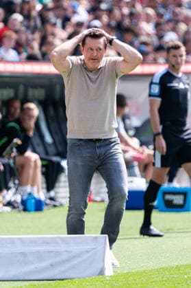 Hannover, Deutschland 16. August 2026: 2. BL - 2026 2027 - Sp. 2 - Hannover 96 gegen VfL Wolfsburg Im Bild: Trainer Christian Titz (H96) ist ärgerlich auf dem Spielfeld DFL DFB regulations prohibit any use of photographs as image sequences and or quasi-video Heinz von Heiden Arena Niedersachsen *** Hanover, Germany August 16, 2026 2nd Bundesliga 2026–2027 Matchday 2 Hannover 96 vs. VfL Wolfsburg Pictured: Coach Christian Titz of H96 looking frustrated on the field. DFL and DFB regulations prohibit any use of photographs as image sequences and or quasi-video. Heinz von Heiden Arena, LowerLower Saxony Copyright: xFotostandx xKruczynskix