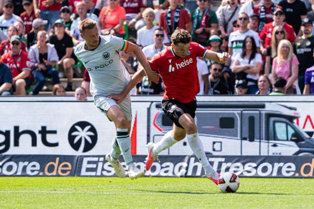 Hannover, Deutschland 16. August 2026: 2. BL - 2026 2027 - Sp. 2 - Hannover 96 gegen VfL Wolfsburg Im Bild: v. li. im Zweikampf Hauke Wahl (VfL) und Benedikt Pichler (H96) DFL DFB regulations prohibit any use of photographs as image sequences and or quasi-video Heinz von Heiden Arena Niedersachsen *** Hanover, Germany August 16, 2026 2. Bundesliga 2026–2027 Matchday 2: Hannover 96 vs. VfL Wolfsburg Pictured from left in a tackle: Hauke Wahl (VfL) and Benedikt Pichler (H96). DFL and DFB regulations prohibit any use of photographs as image sequences and or quasi video. Heinz von Heiden Arena, Lower Saxony Copyright: xFotostandx xKruczynskix