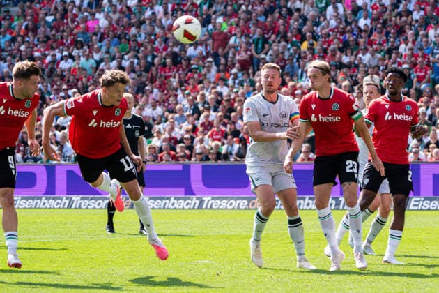 Hannover, Deutschland 16. August 2026: 2. BL - 2026 2027 - Sp. 2 - Hannover 96 gegen VfL Wolfsburg Im Bild: v. li. im Zweikampf Benedikt Pichler (H96), Hauke Wahl (VfL) und Stefan Teitur Thordarson (H96) DFL DFB regulations prohibit any use of photographs as image sequences and or quasi-video Heinz von Heiden Arena Niedersachsen *** Hanover, Germany, August 16, 2026, 2nd Bundesliga 2026–2027, Matchday 2: Hannover 96 vs. VfL Wolfsburg. Pictured, from left, in a tackle: Benedikt Pichler (H96), Hauke Wahl (VfL), and Stefan Teitur Thordarson (H96). DFL and DFB regulations prohibit any use of photographs as image sequences and or quasi-video. Heinz von Heiden Arena, Lower Saxony Copyright: xFotostandx xKruczynskix