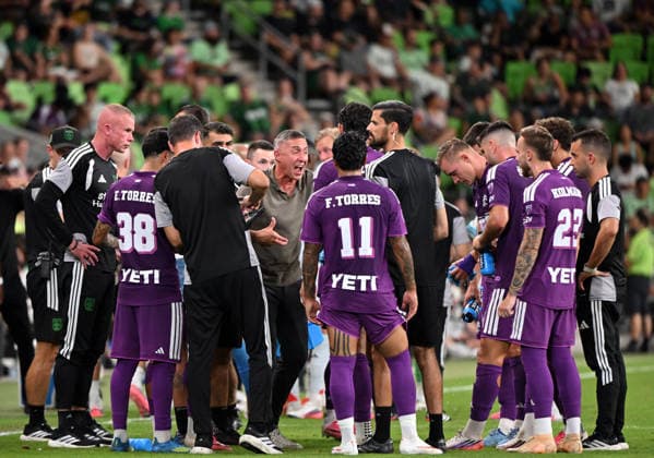 AUSTIN, TX - August 16: Austin FC head coach Davey Arnaud yells at his players during a hydration break during MLS, Fussball Herren, USA game between FC Dallas and Austin FC on August 16, 2026 at Q2 Stadium in Austin, TX. (Photo by John Rivera Icon Sportswire) SOCCER: AUG 16 MLS Austin FC vs FC Dallas EDITORIAL USE ONLY Icon426260816020