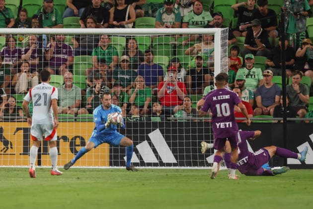 AUSTIN, TX - AUGUST 16: Goalkeeper Brad Stuver 1 of Austin FC makes a save during the MLS, Fussball Herren, USA match between Austin FC and FC Dallas on August 16, 2026, at Q2 Stadium in Austin, TX. (Photo by David Buono Icon Sportswire) SOCCER: AUG 16 MLS Austin FC vs FC Dallas EDITORIAL USE ONLY Icon260816021