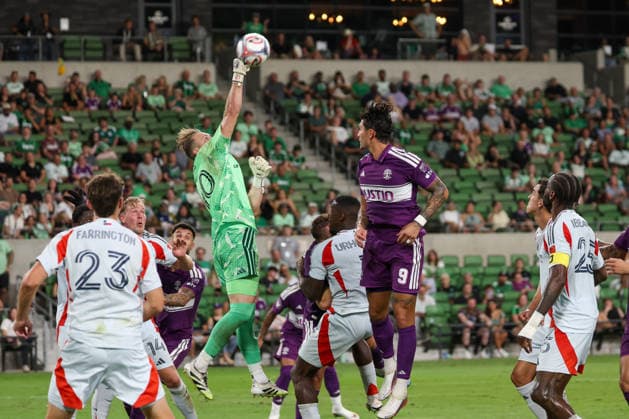 AUSTIN, TX - AUGUST 16: Goalkeeper Jonathan Sirois 40 of FC Dallas leaps and punches out a crossing ball during the MLS, Fussball Herren, USA match between Austin FC and FC Dallas on August 16, 2026, at Q2 Stadium in Austin, TX. (Photo by David Buono Icon Sportswire) SOCCER: AUG 16 MLS Austin FC vs FC Dallas EDITORIAL USE ONLY Icon260816036