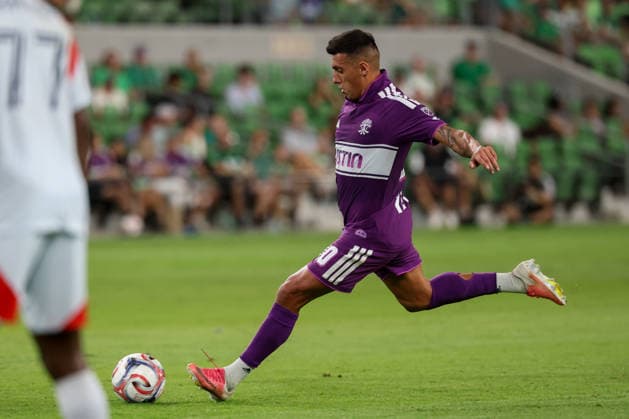AUSTIN, TX - AUGUST 16: Forward Myrto Uzuni 10 of Austin FC takes a free kick just outside the box during the MLS, Fussball Herren, USA match between Austin FC and FC Dallas on August 16, 2026, at Q2 Stadium in Austin, TX. (Photo by David Buono Icon Sportswire) SOCCER: AUG 16 MLS Austin FC vs FC Dallas EDITORIAL USE ONLY Icon260816043