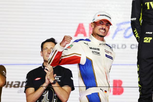 Weltmeister Pascal Wehrlein (GER) Porsche emotional ballt die Faust auf dem Weg zum Podium, Rennen 2, FIA Formel E Weltmeisterschaft, Saison 12, London E- Prix, 16.08.2026, Excel Exibition Centre, Ehrung der Weltmeister *** World Champion Pascal Wehrlein (GER) of Porsche emotionally clenches his fist on his way to the podium, Race 2, FIA Formula E World Championship, Season 12, London E-Prix, August 16, 2026, Excel Exhibition Center, World Champions Ceremony