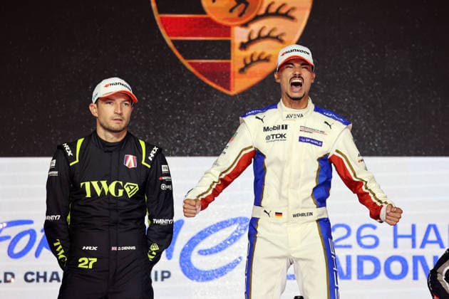 Zweiter Jake Dennis (GBR) Andretti enttäuscht sowie ein emotionaller Pascal Wehrlein (GER) Porsche Weltmeister bei der Ehrung der Weltmeister auf dem Podium, Rennen 2, FIA Formel E Weltmeisterschaft, Saison 12, London E- Prix, 16.08.2026, Excel Exibition Centre, *** Jake Dennis (GBR) of Andretti, looking disappointed, alongside an emotional Pascal Wehrlein (GER) of Porsche, the world champion, at the world champions podium ceremony, Race 2, FIA Formula E World Championship, Season 12, London E-Prix, August 16, 2026, Excel Exhibition Center,