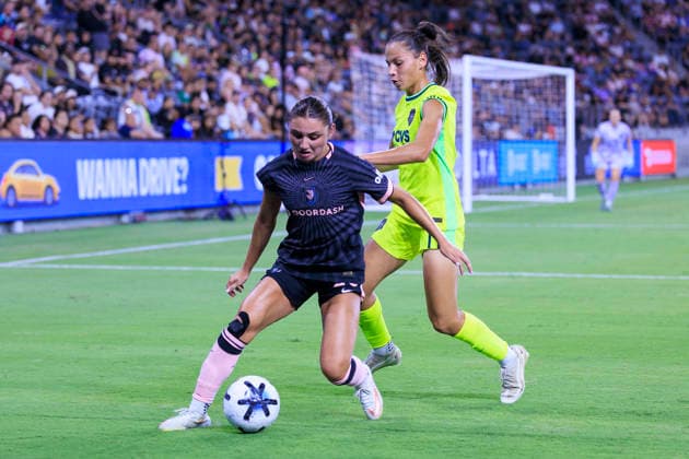 August 16, 2026, Los Angeles, California, USA: Gisele Thompson 20 of the Angel City FC passes the ball up the sideline as Claudia Martinez 11 of the Washington Spirit defends during their regular season NWSL game on Sunday August 16, 2026 at the BMO Stadium in Los Angeles, California. ACFC tie with Spirit, 1-1. ARIANA RUIZ PI ACFC Vs. Washington Spirit  - ZUMAp124 20260816_zaa_p124_049 Copyright: xArianaxRuizx