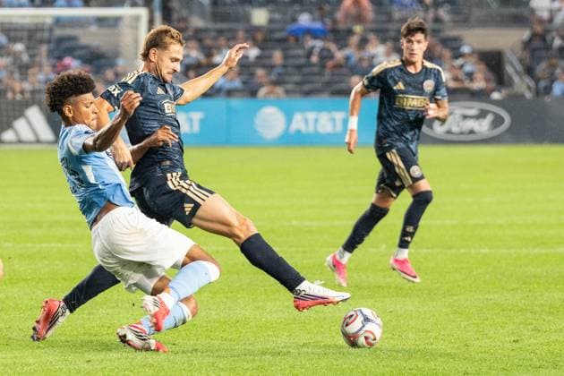 August 16, 2026, Bronx, New York, USA: Max Murray (23) of NYCFC and Bruno Damiani (9) of Philadelphia Union fight for the ball during MLS, Fussball Herren, USA regular season game between NYCFC and Philadelphia Union at Yankee stadium in New York, NY on August 16, 2026. Philadelphia won 3 - 2. MLS Regular Season Game Between NYCFC And Philadelphia Union  - ZUMAr339 20260816_znp_r339_034 Copyright: xLevxRadinx