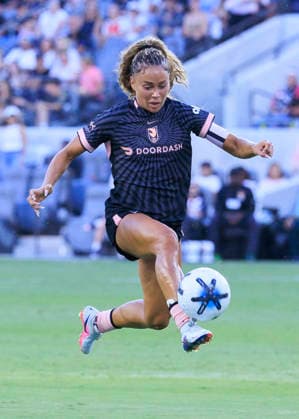 August 16, 2026, Los Angeles, California, USA: Sarah Gorden 11 of the Angel City FC jumps to receive the ball during their regular season NWSL game against the Washington Spirit on Sunday August 16, 2026 at the BMO Stadium in Los Angeles, California. ACFC ties with Spirit, 1-1. ARIANA RUIZ PI ACFC Vs. Washington Spirit  - ZUMAp124 20260816_zaa_p124_061 Copyright: xArianaxRuizx