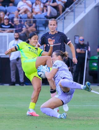 August 16, 2026, Los Angeles, California, USA: Goalkeeper, Angelina Anderson 19 of the Angel City FC saves the ball from a goal attempt from Rebeca Bernal 4 of the Washington Spirit during their regular season NWSL game on Sunday August 16, 2026 at the BMO Stadium in Los Angeles, California. ACFC ties with Spirit, 1-1. ARIANA RUIZ PI ACFC Vs. Washington Spirit  - ZUMAp124 20260816_zaa_p124_064 Copyright: xArianaxRuizx