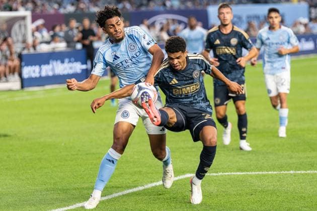 August 16, 2026, Bronx, New York, USA: Luighi Hanri Sousa Santos (20) of NYCFC and Nathan Harriel (26) of Philadelphia Union fight for the ball during MLS, Fussball Herren, USA regular season game between NYCFC and Philadelphia Union at Yankee stadium in New York, NY on August 16, 2026. Philadelphia won 3 - 2. MLS Regular Season Game Between NYCFC And Philadelphia Union  - ZUMAr339 20260816_znp_r339_016 Copyright: xLevxRadinx