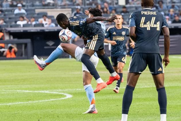 August 16, 2026, Bronx, New York, USA: Luighi Hanri Sousa Santos (20) of NYCFC and Danley Jean Jacques (21) of Philadelphia Union fight for the ball during MLS, Fussball Herren, USA regular season game between NYCFC and Philadelphia Union at Yankee stadium in New York, NY on August 16, 2026. Philadelphia won 3 - 2. Bronx USA - ZUMAr339 20260816_znp_r339_013 Copyright: xLevxRadinx