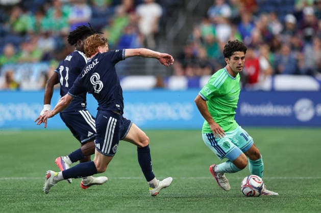 SEATTLE, WA - AUGUST 16: Midfielder Paul Rothrock 14 of the Seattle Sounders keeps the ball from midfielder Oliver Larraz 8 of the Vancouver Whitecaps during a game between the Vancouver Whitecaps and Seattle Sounders on August 16, 2026 at Lumen Field in Seattle, Washington. (Photo by Henry Rodenburg Icon Sportswire) SOCCER: AUG 16 MLS, Fussball Herren, USA Seattle Sounders FC vs Vancouver Whitecaps FC EDITORIAL USE ONLY Icon26081606