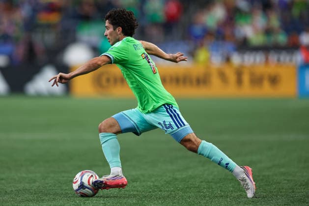 SEATTLE, WA - AUGUST 16: Midfielder Paul Rothrock 14 of the Seattle Sounders dribbles during a game between the Vancouver Whitecaps and Seattle Sounders on August 16, 2026 at Lumen Field in Seattle, Washington. (Photo by Henry Rodenburg Icon Sportswire) SOCCER: AUG 16 MLS, Fussball Herren, USA Seattle Sounders FC vs Vancouver Whitecaps FC EDITORIAL USE ONLY Icon26081607