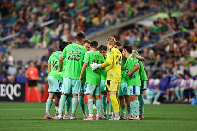 SEATTLE, WA - AUGUST 16: Players from the Seattle Sounders huddle during a game between the Vancouver Whitecaps and Seattle Sounders on August 16, 2026 at Lumen Field in Seattle, Washington. (Photo by Henry Rodenburg Icon Sportswire) SOCCER: AUG 16 MLS, Fussball Herren, USA Seattle Sounders FC vs Vancouver Whitecaps FC EDITORIAL USE ONLY Icon26081608
