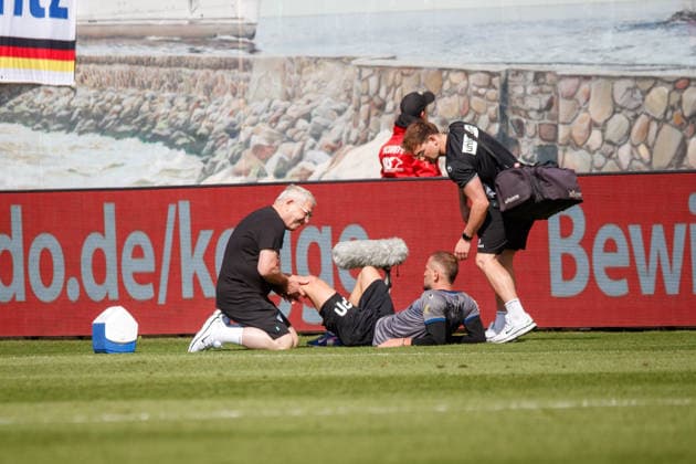 Kushtrim Asallari (Waldhof) wird behandelt; GER, FC Hansa Rostock vs. SV Waldhof Mannheim, Fußball, Männer, 3.Liga, 02.Spieltag, Spielzeit 2026 2027, 16.08.2026 Rostock Ostseestadion Mecklenburg - Vorpommern Deutschland *** Kushtrim Asallari Waldhof is being treated GER, FC Hansa Rostock vs. SV Waldhof Mannheim, Soccer, Men, 3rd Division, Matchday 2, 2026–2027 Season, August 16, 2026, Rostock Ostseestadion, Mecklenburg-Western Pomerania, Germany