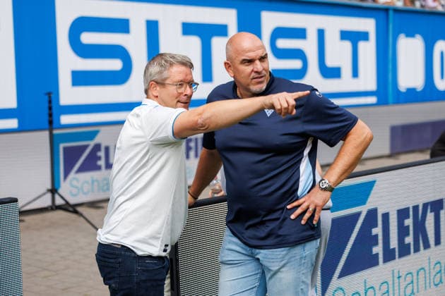 links Vorstandsvorsitzender und Geschäftsführer Ronald Maul (Rostock) mit Sportdirektor Mathias Schober (Waldhof) ; GER, FC Hansa Rostock vs. SV Waldhof Mannheim, Fußball, Männer, 3.Liga, 02.Spieltag, Spielzeit 2026 2027, 16.08.2026 Rostock Ostseestadion Mecklenburg - Vorpommern Deutschland *** On the left, Chairman of the Board and Managing Director Ronald Maul of Rostock with Sports Director Mathias Schober of Waldhof GER; FC Hansa Rostock vs. SV Waldhof Mannheim, soccer, men’s, 3rd Division, Matchday 2, 2026–2027 season, August 16, 2026, Rostock Ostseestadion, Mecklenburg-Western Pomerania, Germany