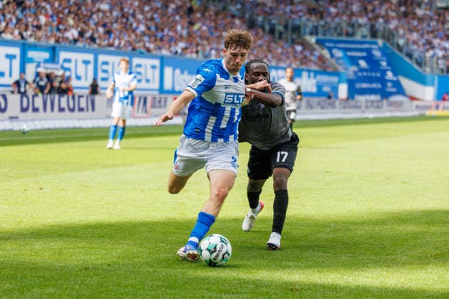 links Bernie Lennemann (Rostock) gegen Darnell Keumo (Waldhof) ; GER, FC Hansa Rostock vs. SV Waldhof Mannheim, Fußball, Männer, 3.Liga, 02.Spieltag, Spielzeit 2026 2027, 16.08.2026 Rostock Ostseestadion Mecklenburg - Vorpommern Deutschland *** Left: Bernie Lennemann (Rostock) vs. Darnell Keumo (Waldhof), GER; FC Hansa Rostock vs. SV Waldhof Mannheim; Soccer; Men; 3rd Division; Matchday 2; 2026–2027 Season; August 16, 2026, Rostock Ostseestadion, Mecklenburg-Western Pomerania, Germany