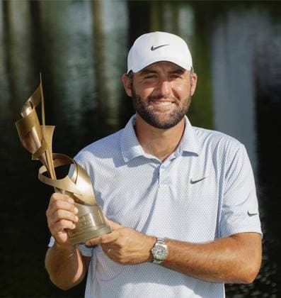 Golf: FedEx St. Jude Championship Scottie Scheffler of the United States poses with the victor s trophy after winning the FedEx St. Jude Championship at TPC Southwind in Memphis, Tennessee, on Aug. 16, 2026.  A14AA0005625977P