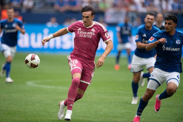 Carlos ESPI (Real Madrid) gegen Mertcan AYHAN (GE) Aktion, Zweikampf, Fussball Freundschaftsspiel FC Schalke 04 - Real Madrid 0-3 am 16.08.2026 in der Veltins-Arena Gelsenkirchen Deutschland. DFL regulations prohibit any use of photographs as image sequences and or quasi-video Â *** Carlos ESPI (Real Madrid) vs. Mertcan AYHAN (GE) – Action, Tackle, Soccer Friendly Match: FC Schalke 04 vs. Real Madrid 0–3 on August 16, 2026, at the Veltins Arena in Gelsenkirchen, Germany. DFL regulations prohibit any use of photographs as image sequences and or quasi-video.