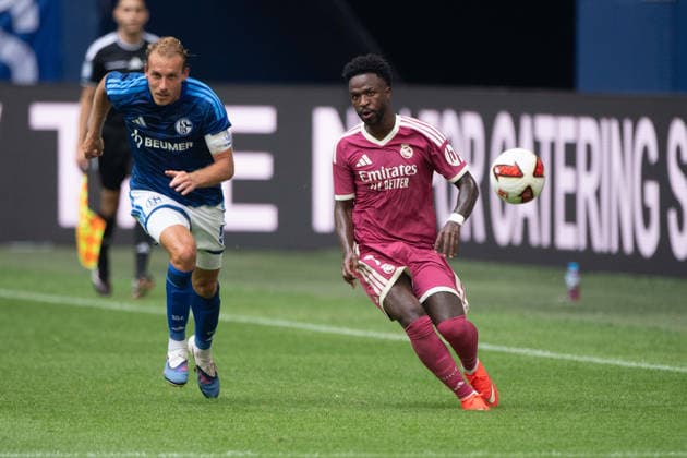 Vinicius JUNIOR (Real Madrid) gegen Timo BECKER (GE) Aktion, Zweikampf, Fussball Freundschaftsspiel FC Schalke 04 - Real Madrid 0-3 am 16.08.2026 in der Veltins-Arena Gelsenkirchen Deutschland. DFL regulations prohibit any use of photographs as image sequences and or quasi-video Â *** Vinicius JUNIOR (Real Madrid) vs. Timo BECKER (GE) – Action, Tackle, Soccer Friendly Match: FC Schalke 04 vs. Real Madrid 0–3 on August 16, 2026, at the Veltins Arena in Gelsenkirchen, Germany. DFL regulations prohibit any use of photographs as image sequences and or quasi-video.