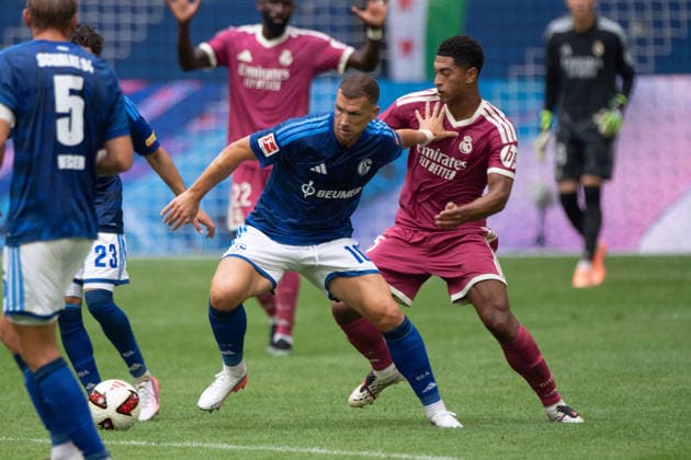 Edin DZEKO (GE) gegen Jude BELLINGHAM (Real Madrid) Aktion, Zweikampf, Fussball Freundschaftsspiel FC Schalke 04 - Real Madrid 0-3 am 16.08.2026 in der Veltins-Arena Gelsenkirchen Deutschland. DFL regulations prohibit any use of photographs as image sequences and or quasi-video Â *** Edin DZEKO (GE) vs. Jude BELLINGHAM (Real Madrid) – Action, Tackle, Soccer Friendly Match: FC Schalke 04 vs. Real Madrid 0–3 on August 16, 2026, at the Veltins Arena in Gelsenkirchen, Germany. DFL regulations prohibit any use of photographs as image sequences and or quasi-video.