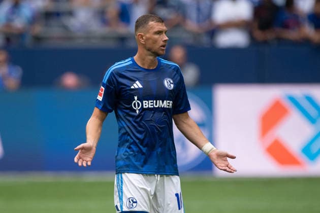 Edin DZEKO (GE) Gestik, Geste, gestikuliert, Fussball Freundschaftsspiel FC Schalke 04 - Real Madrid 0-3 am 16.08.2026 in der Veltins-Arena Gelsenkirchen Deutschland. DFL regulations prohibit any use of photographs as image sequences and or quasi-video Â *** Edin DZEKO GE Gesture, gestures, gesticulating, soccer friendly match FC Schalke 04 vs. Real Madrid 0–3 on August 16, 2026, at the Veltins Arena in Gelsenkirchen, Germany. DFL regulations prohibit any use of photographs as image sequences and or quasi-video.