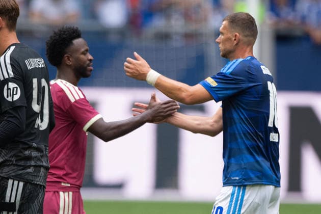 Vinicius JUNIOR (Real Madrid) und Edin DZEKO (GE) hanshake nach dem Spiel, Fussball Freundschaftsspiel FC Schalke 04 - Real Madrid 0-3 am 16.08.2026 in der Veltins-Arena Gelsenkirchen Deutschland. DFL regulations prohibit any use of photographs as image sequences and or quasi-video Â *** Vinicius JUNIOR of Real Madrid and Edin DZEKO of GE shake hands after the game, Soccer friendly match: FC Schalke 04 vs. Real Madrid 0–3 on August 16, 2026, at the Veltins Arena in Gelsenkirchen, Germany. DFL regulations prohibit any use of photographs as image sequences and or quasi-video.
