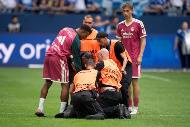 Ordner haben einen Flitzer gefangen und halten ihn am Boden fest, links Kylian MBAPPE (Real Madrid) Fussball Freundschaftsspiel FC Schalke 04 - Real Madrid 0-3 am 16.08.2026 in der Veltins-Arena Gelsenkirchen Deutschland. DFL regulations prohibit any use of photographs as image sequences and or quasi-video Â *** Security guards have subdued a streaker and are holding him down on the ground, on the left: Kylian Mbappé, Real Madrid soccer friendly match: FC Schalke 04 vs. Real Madrid 0–3 on August 16, 2026, at the Veltins Arena in Gelsenkirchen, Germany. DFL regulations prohibit any use of photographs as image sequences and or quasi-video.